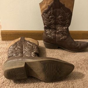 Brown cowgirl boots